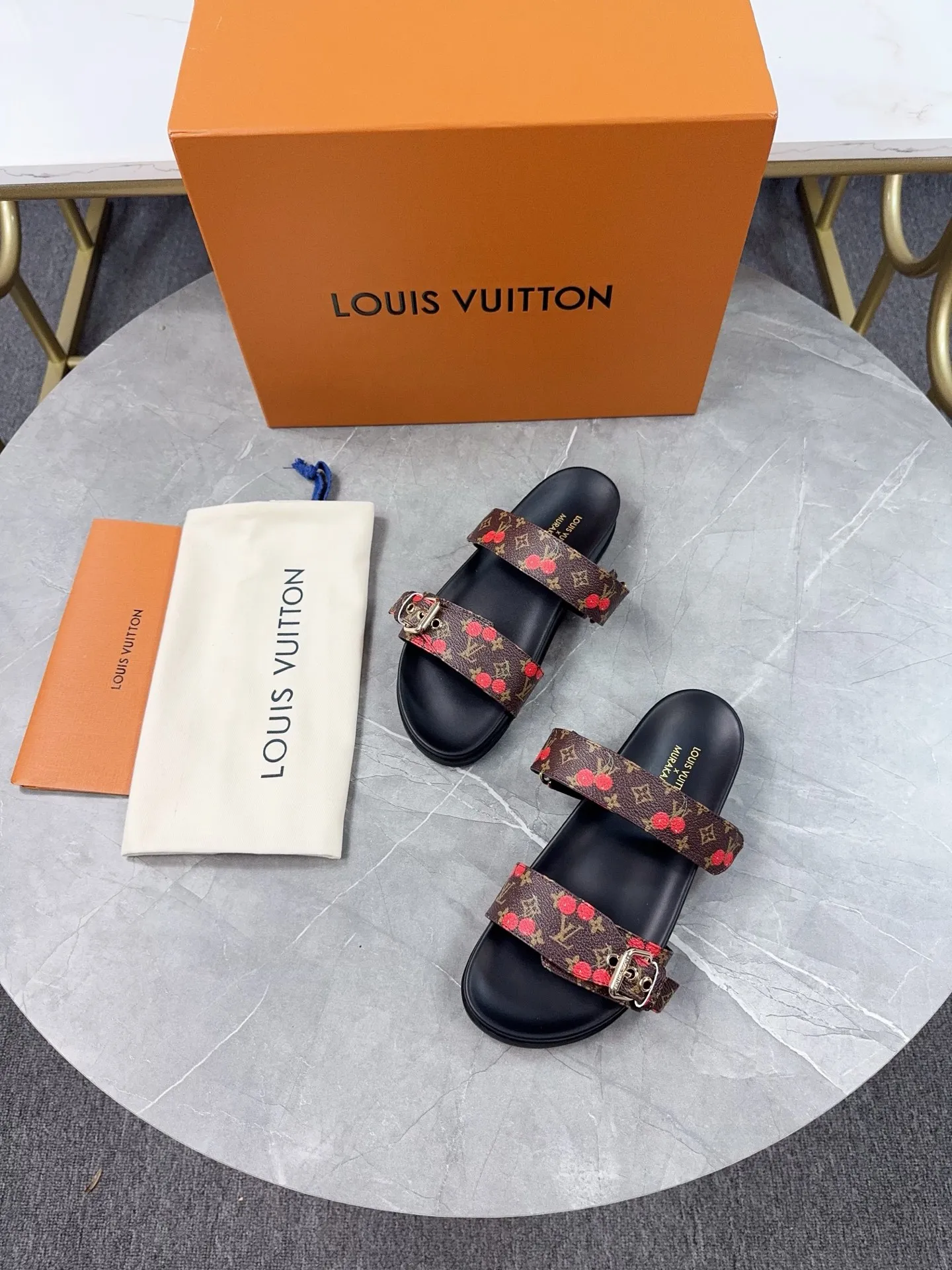 👟👟Ex-factory price 400👟👟 LV2025 spring and summer new slippers🌟The belt buckle is adjustable and elastic design, full of beach style, original molded LV metal logo decoration, fashionable and beautiful, super versatile🤳🏻Cow leather upper/custom imported jacquard fabric/original old flower leather material, water-dyed sheepskin lining (water platform + rubber sole) three-layer combination outsole 🔶Size: Female 35-43 Male: 38-46